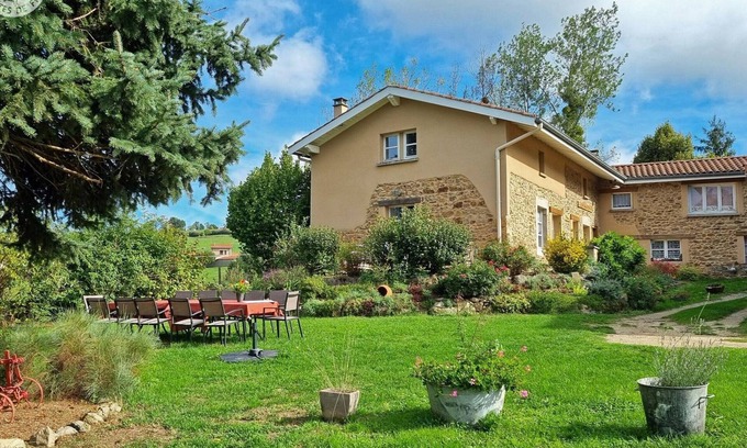 Grammond Cottage | Family cottage for 12 in the heart of the Lyon Hills