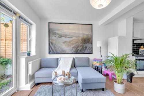Hendon Apartment | Family friendly 1 Bd & Cute Garden, Airfryer, Rice Cooker, Free Refreshments, Winter Wonderland
