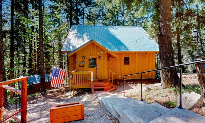 Roslyn Ridge Cabin | Family-friendly cabin with wood stove, Internet and W/D