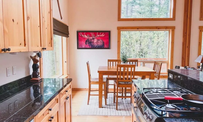 Roslyn Ridge Cabin | Family Friendly, Fun & Relaxing Lake View Cabin