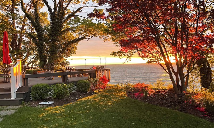 North East House | Family & Friendly, Spend Thanksgiving @ Lakefront Home in Wine Country