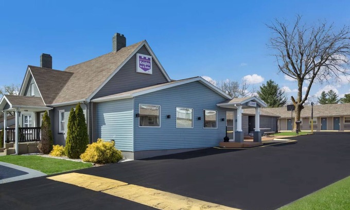 Salem Hotel | Family-Friendly Suite: 2 Doubles, Kitchenette, Free Breakfast & Parking!