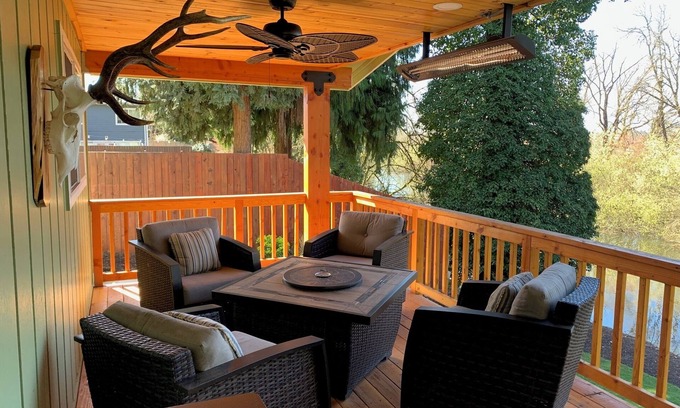Central Oregon House | Family fun on large deck overlooking Delta Ponds - total remodel complete 6/2022