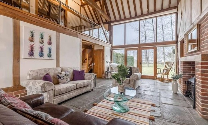 Bray on Thames Cabin | Family Getaway In Dorney/Windsor
