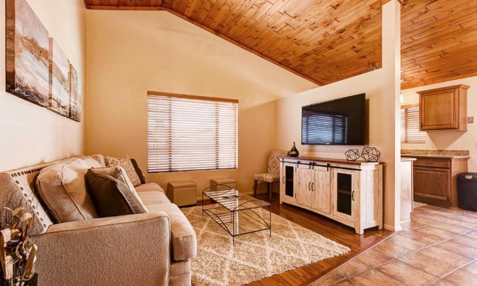 Coyote Corridor House | Family Home - Walk to Golf Course and Park