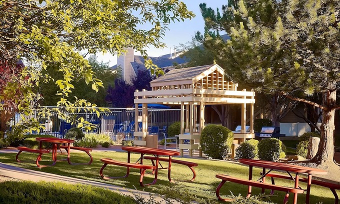 Flagstaff Hotel | Family Hotel in Great Location with Free Breakfast, Pool, Tennis Court!