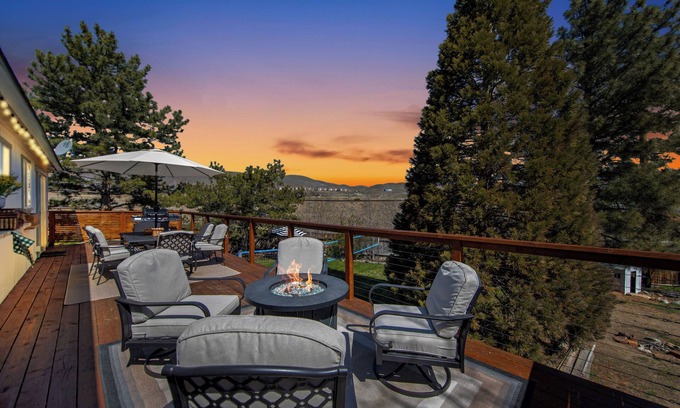 West University House | Family of 8 Mountain Vacation: Gym, Office & Volleyball 5 Mins to Downtown!