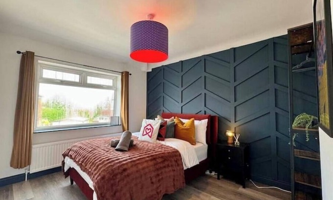 Swinton House | Family & Pet-Friendly 3BR, Parking, 20 min to City