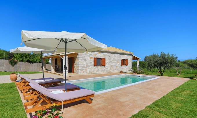 Almiros Beach Villa | Family Retreat: Villa Sofia-Stella with Pool and BBQ Oasi