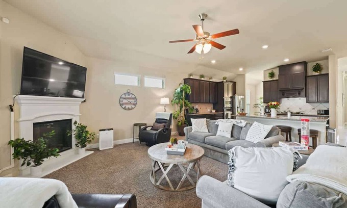 Oak Point House | Family retreat with Pool Access
