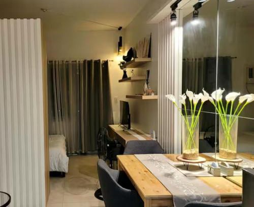 Bagumbayan Apartment | Fancy Suite near Eastwood with Awesome Balcony!
