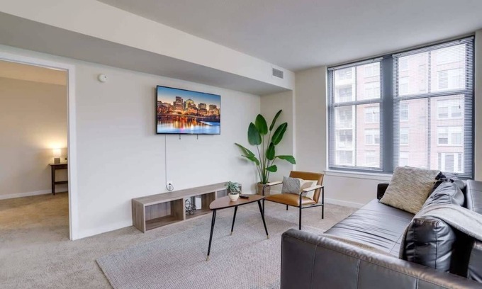 Aurora Highlands Apartment | Fantastic 2/1 BR Apt in Pentagon City
