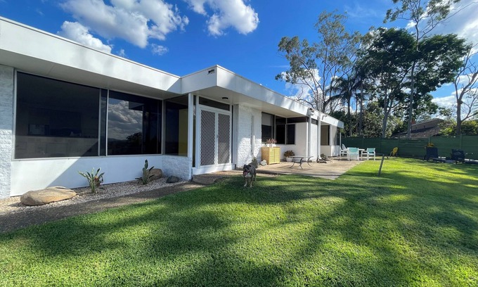 Mount Ommaney House | FANTASTIC MCM HOME OVERLOOKING MOUNT COOTHA AND BRISBANE CITY. PETS ALLOWED -