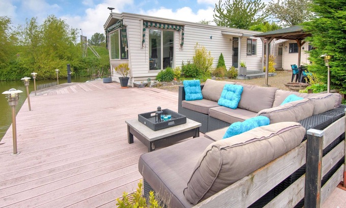 Ooltgensplaat House | Fantastic Villa in Ooltgensplaat With Jetty