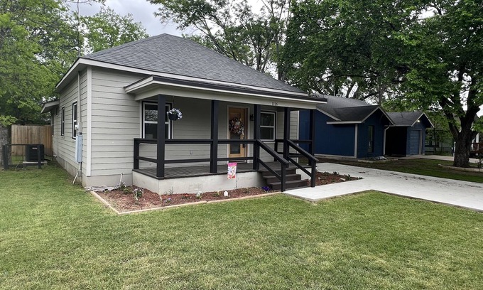 Taylor Other | Farmhouse ! 1 min to Randy’s Icehouse, Tx Beer Co & Taylor Liquor & 5 Samsung