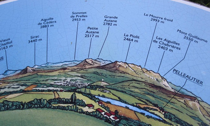 Pelleautier House | Farmhouse in the meadow/Hautes - Alpes/September