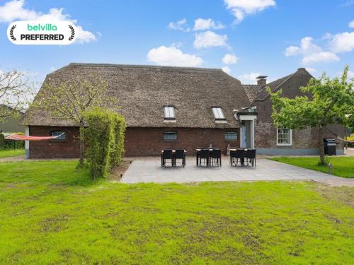 Montfoort House | Farmhouse with terrace in Montfoort