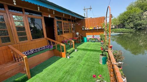 Dal Lake Boat Rental | Farooq Biloo palace