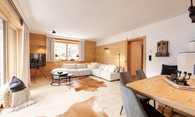 Pettneu am Arlberg Apartment | ☆ FavoriteStays Deluxe Apartment with Balcony