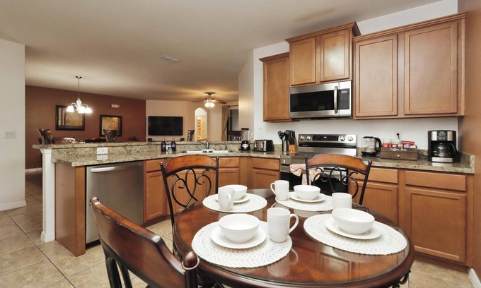 Thousand Oaks House | Feel the Florida Vibe: 2025 Retreats Await!