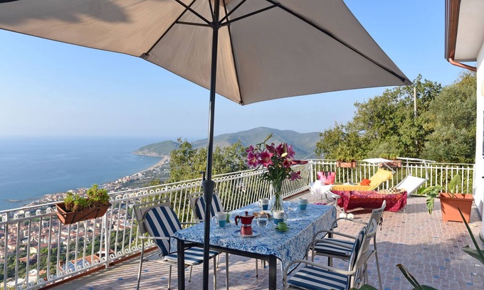 Castellabate Historic Centre Apartment | Felice 1 with private terrace and sea view