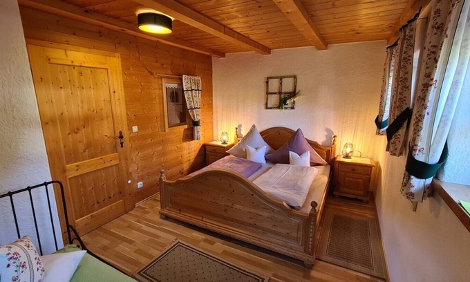 Ramsau Apartment | Ferienwohnung Nr. 1, 1-2 Personen, 60 qm, Dusche/WC, Terrasse, TV, W-LAN, 1 Schlafzimmer + 1 Wohnschlafzimmer, Kachelofen