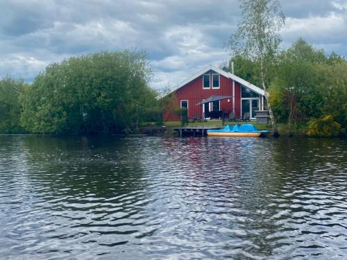 Twist House | Ferienhaus am See, (1-7 Pers.) Tretboot, Sauna, Whirlpool, Kamin, Kinderspieleparadies