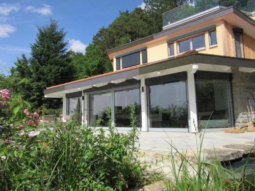 Lauda House | Ferienhaus hoch über dem Taubertal mit fantastischem Weitblick, Dachterrasse, 2000m2 großem Grundstück und Kamin