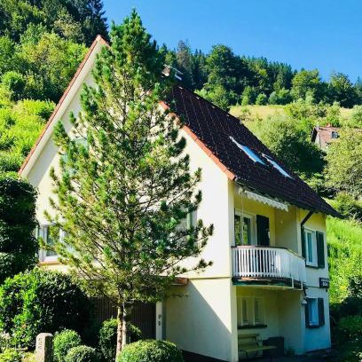 Schoenmuenzach House | Ferienhaus Oesterle - Idyllisches Schwarzwaldhaus am Bach mit Terrasse & Balkon