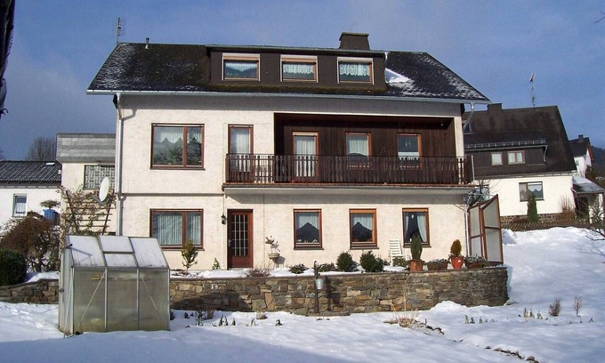 Hesborn Apartment | Ferienwohnung im Sauerland Hillside