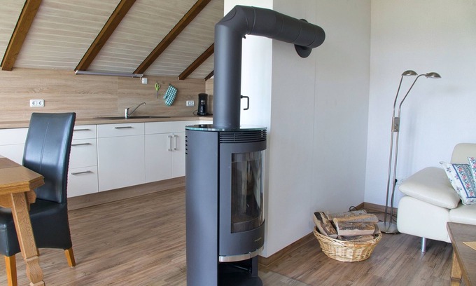 Fladungen Apartment | Ferienwohnung für bis zu Drei Personen mit Kachelofen und Balkon