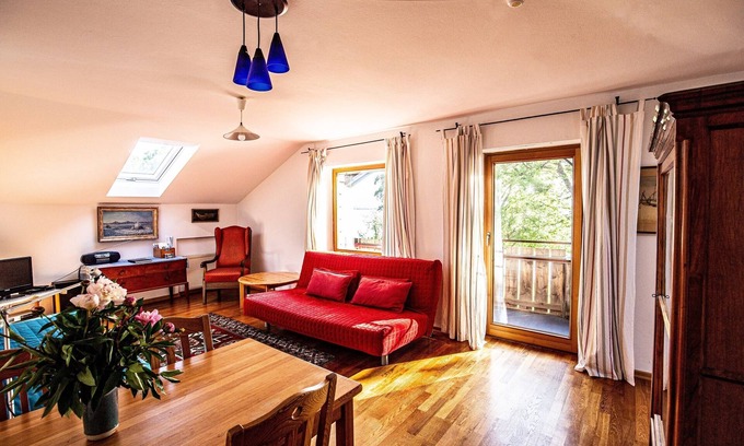 Chieming Apartment | Ferienwohnung "Inselblick" 64qm mit 1 Schlafzimmer und grossem Balkon mit See- und Bergblick