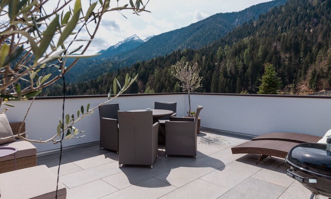 Vollan Apartment | Ferienwohnung mit Pool und Wunderschöne Terrasse mit Tolle Blick auf die Berge
