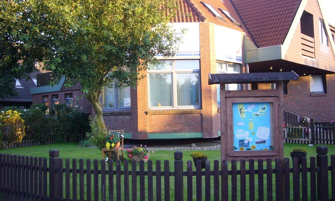 Neuharlingersiel Apartment | FEWO2 for families, also with a dog, view of the dike and a short walk to the beach