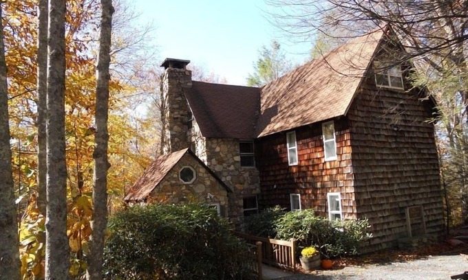 Charter Hills House | FIELDSTONE AND LOG HOME ON BEECH. Oct/Nov dates available at 2024 prices!