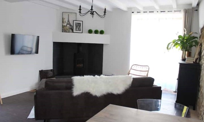 Busserolles Cottage | Fig Tree Cottage-Idyllic retreat in a National Park180x190 Bed or 2x90x190 Beds