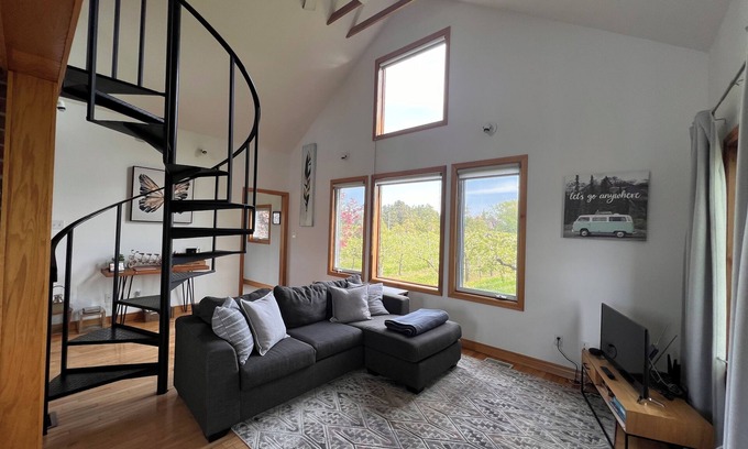 Lincoln Cottage | Finally the Perfect Escape in Niagara!