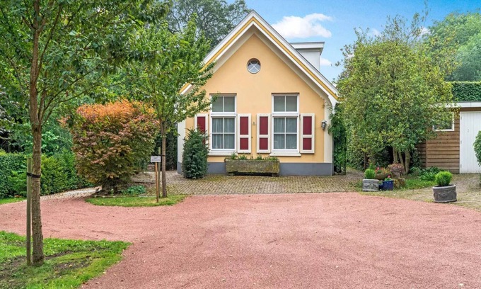 Oldenzaal House | Fine holiday home with jacuzzi and large garden