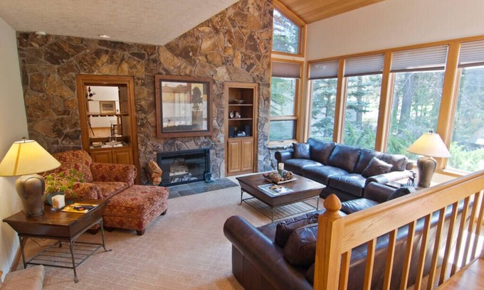 Sunriver House | Fir Cone Retreat with Deck, Hot Tub & A/C