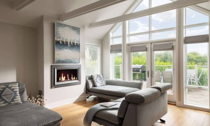 South Cerney House | Firefly Lodge - Lakeside Cotswold Stay with Kayaks