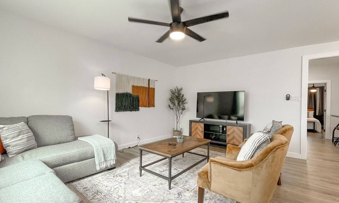 Highland Park House | Firepit & 3 Miles to Riverwalk - Tropical At Topeka