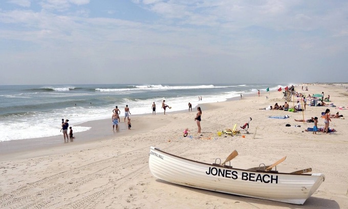 Long Island House | Firepit, 3BR, 12ppl, Family, Central to farms, wineries, museums, 5min to train