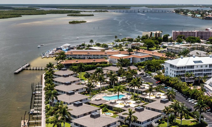 Marco Island Condo | First-floor, 1/1, Old Marco unit with a fishing pier