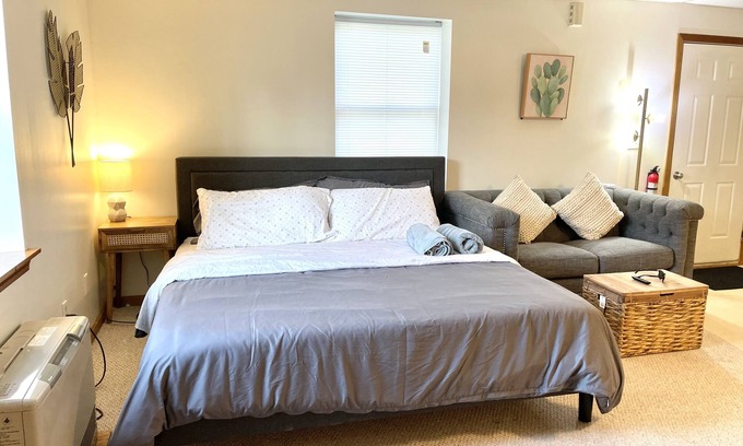 Brunswick Apartment | First Floor Little Cozy Studio with King Size Bed Downtown