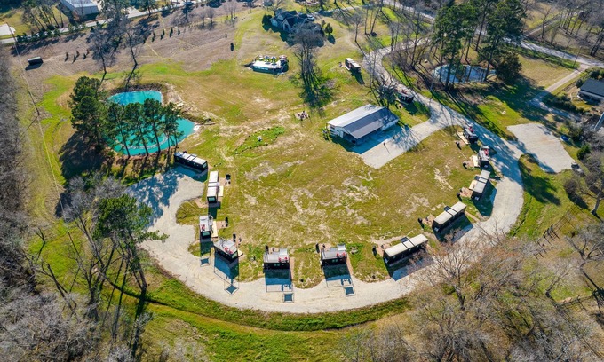 Willis Resort | Five Spice Powder 2 mins to Lake Conroe! Heated Pool, Stocked Ponds, Cute Pygmy Goats