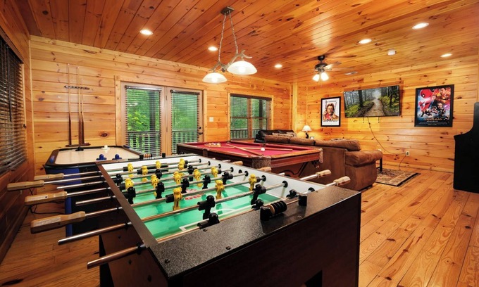 Gatlinburg Cabin | Fixin' To - Pet Friendly with Wooded View