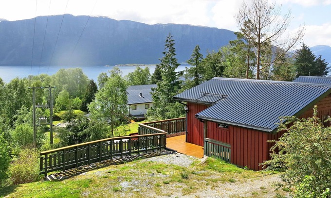 Hyllestad House | Fjordperlen by Interhome
