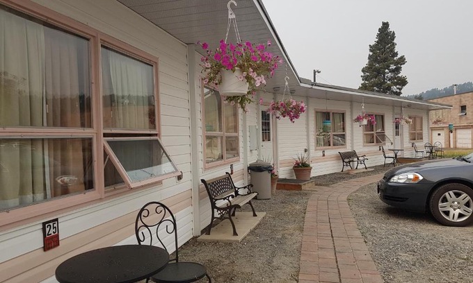 East Kootenay Hotel | Flamingo Motel
