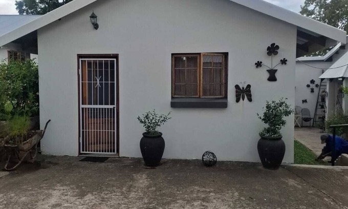 Ladybrand Apartment | Flat 3 @ 33 On Loop, Ladybrand - Cosy 2 Bedroomed, 2 Bathroom, Lounge & Kitchen.