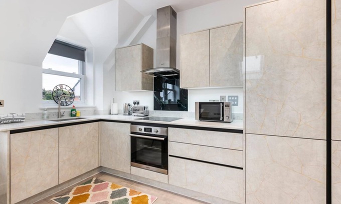 Leatherhead Apartment | Flat 7 Saarb Apartments